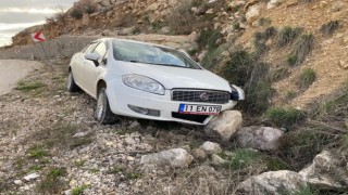 Yoldan çıkan araç, kayalıklara çarparak durabildi: 4 yaralı