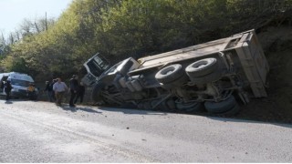 Yoldan hafriyat kamyonu yan yattı: 1 yaralı
