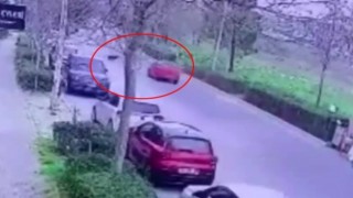 Yolun karşısına geçen köpeğe çarptı, arkasına bile bakmadan yoluna devam etti