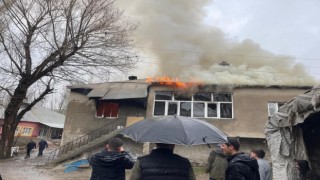 Yüksekovada ev yangınında 4 çocuk zehirlendi
