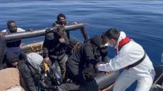 Yunan unsurlarınca ölüme terk edilen 18 kaçak göçmen kurtarıldı