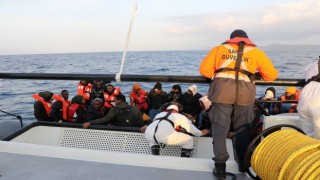 Yunan unsurlarınca ölüme terk edilen 50 kaçak göçmen kurtarıldı