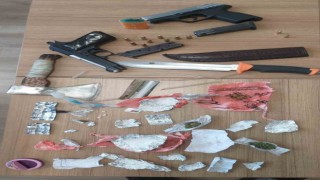 Zehir tacirleri arabada uyurken yakalandı