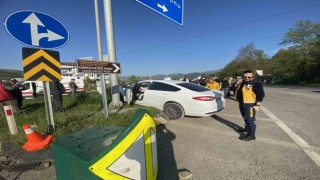 Zonguldakta direksiyon hakimiyetini kaybeden sürücü direğe çarptı