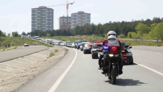 1 günlüğüne asker olan özel bireylere davul zurnalı asker konvoyu