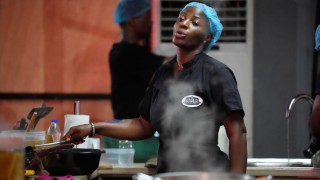 100 saat boyunca yemek yapan Nijeryalı şef rekor kırdı