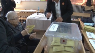 100 yaşında sandık başına gitti