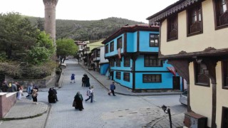 100 yıllık tarihe sahip rengarenk konakların olduğu sokakları gezenler geçmişe gidiyor