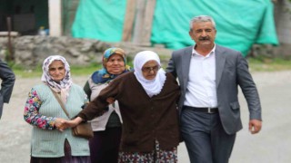 110 yaşındaki Safiye nine 2. tur seçimleri için sandık başına gitti