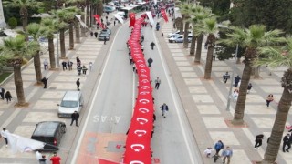 120 metrelik Türk bayrağı elden ele taşındı