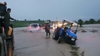 15 dakikalık yağış Vezirköprüde hayatı felç etti