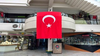 19 Mayısta dükkânlar Türk bayraklarıyla donatıldı