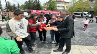 19 Mayısta yüzlerce çocuğa dondurma ikramı