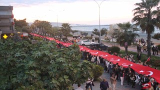 1919 metrelik dev Türk bayrağıyla yürüdüler