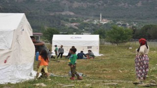 2 saatlik sağanak dereyi taşırdı, çadırları su bastı