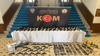 23 yaşındaki silah tacirini, İzmir polisi enseledi
