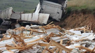 250 bin TLlik mermer kazada yola savrulup kullanılamaz hale geldi