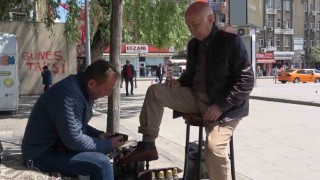 44 yıldır aynı yerde tezgah açıyor, çocuklarını ayakkabı boyayarak okuttu