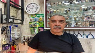 8 metrekarelik dükkanında 42 yıldır saatleri tamir ediyor