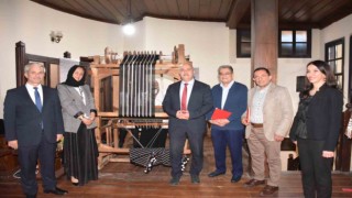 80 yıllık dokuma tezgahını Kütahya Olgunlaşma Enstitüsüne bağışladı
