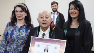 84 yaşında avukat cübbesi giydi