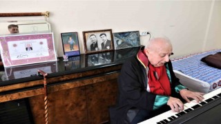 84 yaşında avukat oldu, azmin zaferini çeşitli dillerde piyano çalarak kutladı