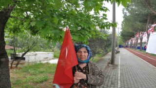 84 yaşındaki Hatice teyze, 70 kilometre uzaktan Bahçeliyi görmek için geldi