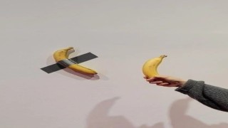 Aç olan öğrenci, müzede sanat eseri olarak sergilenen muzu yedi