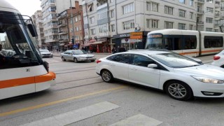 Acele eden sürücüler tramvay geçişlerine engel oldu
