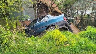 Açılan kapıyı kapatmak isterken otomobili evin bahçesine devrildi