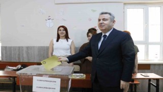 Adana Valisi Cumhurbaşkanlığı seçimi için oyunu kullandı