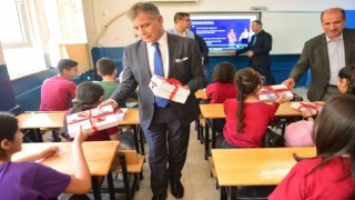 Adanada depremzede öğrencilere tablet dağıtıldı