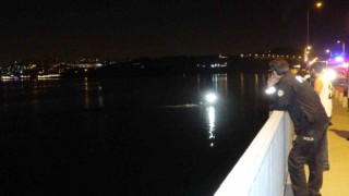 Adanada köprüden göle düşen kişi kayboldu