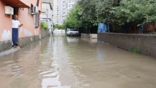 Adanada sabah saatlerinde etkili olan sağanak her yeri su altında bıraktı