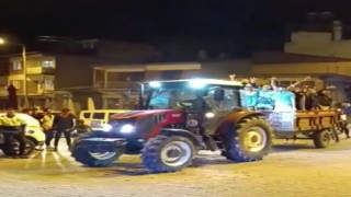 Adilcevazda vatandaşlar Cumhurbaşkanı Erdoğanın seçim zaferini traktörle kutladı