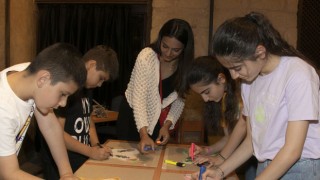 Afetzede çocuklar, tiyatroyla eğlendi