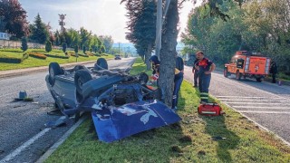 Ağaçlara çarpan otomobil takla atarak durabildi, sürücüsü burnu bile kanamadan kurtuldu
