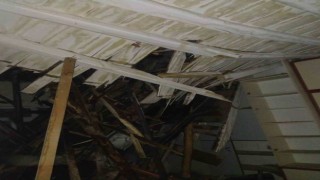 Ağır hasarlı binanın çatısı kısmen çöktü