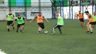 Ağrı Milli Eğitim Müdürü Kökrek, öğretmenler arası futbol turnuvasında sporculara tatlı ikram etti