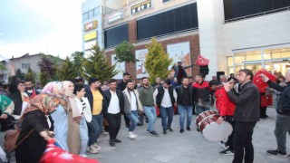 Ahlatlılar Cumhurbaşkanı Erdoğanın zaferini kutladı