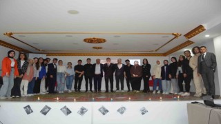 Aileler çocuklarıyla, öğrenciler şiirleriyle duygulandı