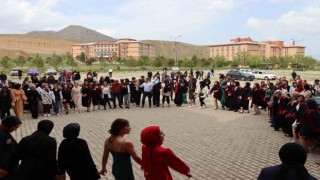 Aileleriyle halay çekerek mezuniyeti kutladılar