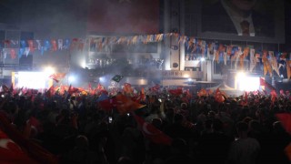 AK Parti İzmirden seçim kutlaması