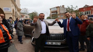 AK Parti Milletvekili dayı Rasim Yağar Togg ile geldiği Büyükçekmecede yoğun ilgi gördü