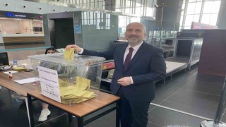 AK Parti Milletvekilleri Sırakaya ve Üçüncü, İstanbul Havalimanında oy kullandı