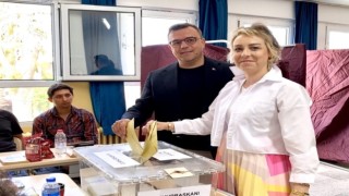 AK Parti Seferihisar İlçe Başkanı Aydın eşi ile birlikte oyunu kullandı
