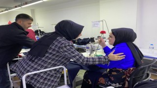 AK Parti vekil adayları Behiye Eker ve Ebru Saraçoğlu işçilerle buluştu