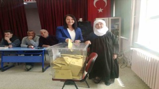 AK Partili belediye başkanları sandık başında