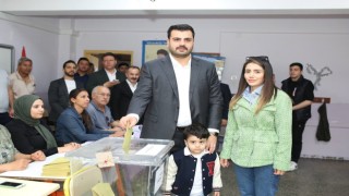 AK Partili İnan eşi ve çocuğuyla birlikte oyunu kullandı