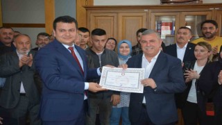 AK Partili Nazım Maviş 3. kez mazbatasını aldı